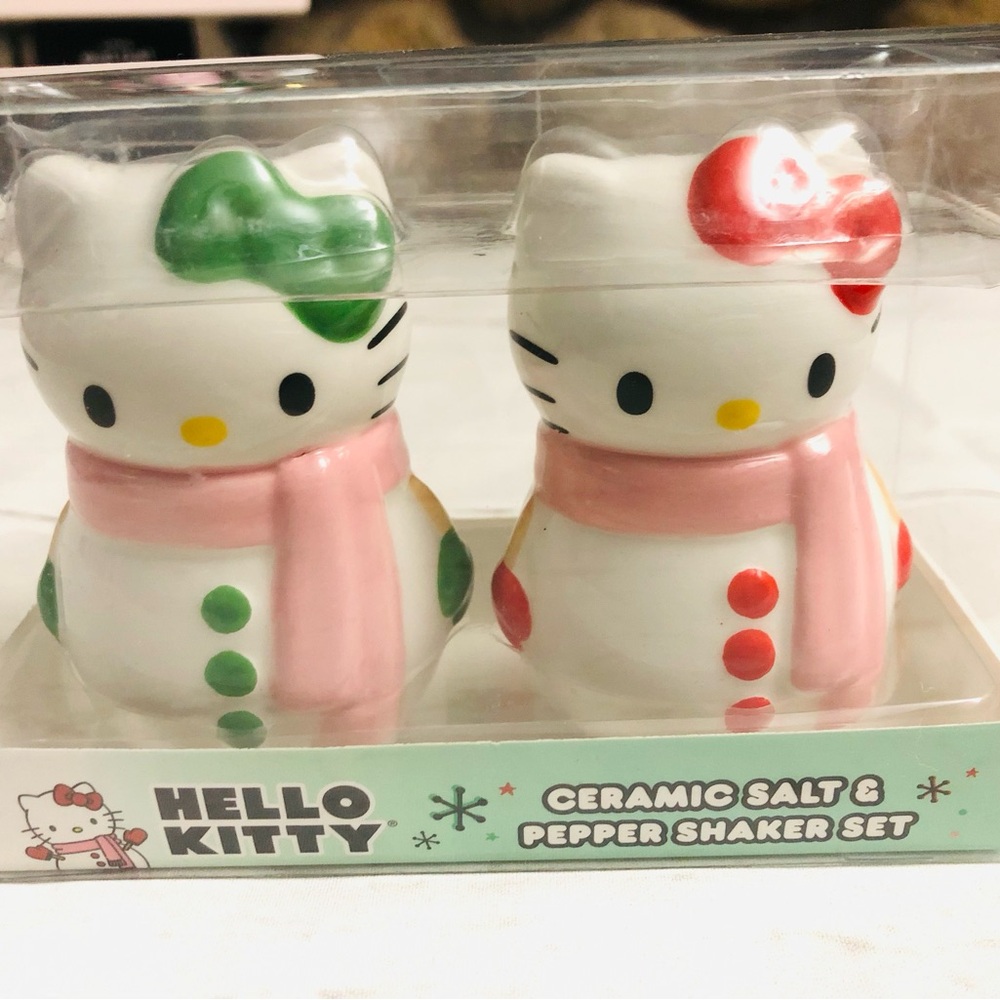 HELLO KITTY Holiday Christmas Ceramic Salt & Pepper Shaker Set NEW